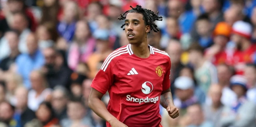Tân binh triển vọng Leny Yoro của Manchester United trở lại tập luyện sau chấn thương