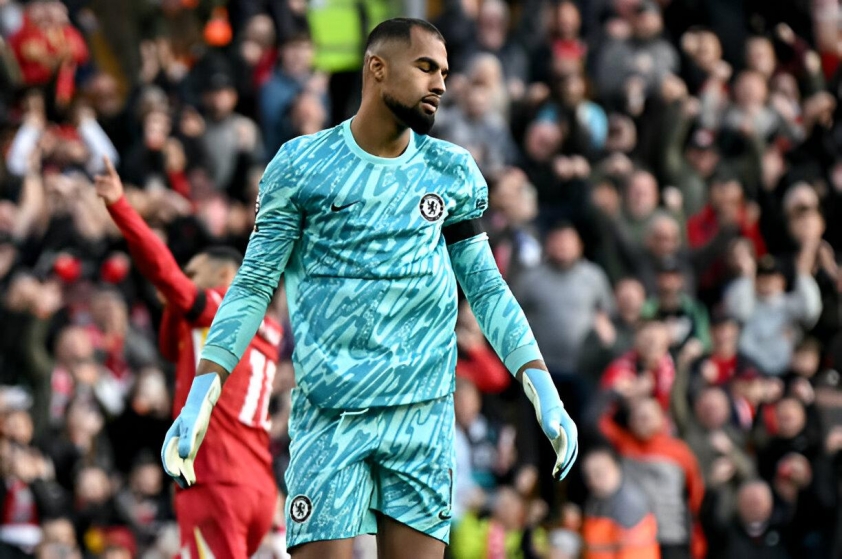 Thủ thành Chelsea Robert Sanchez bị chỉ trích nặng nề sau màn trình diễn tệ hại trước Liverpool