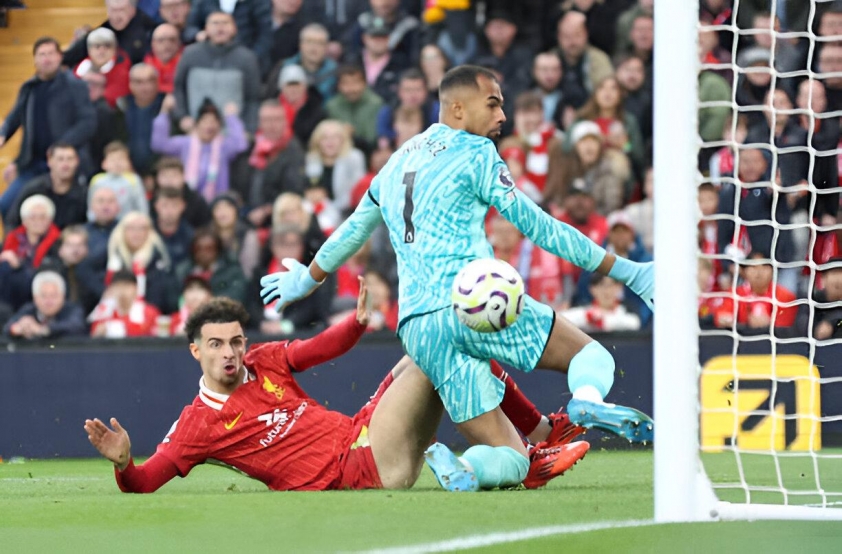 Thủ thành Chelsea Robert Sanchez bị chỉ trích nặng nề sau màn trình diễn tệ hại trước Liverpool