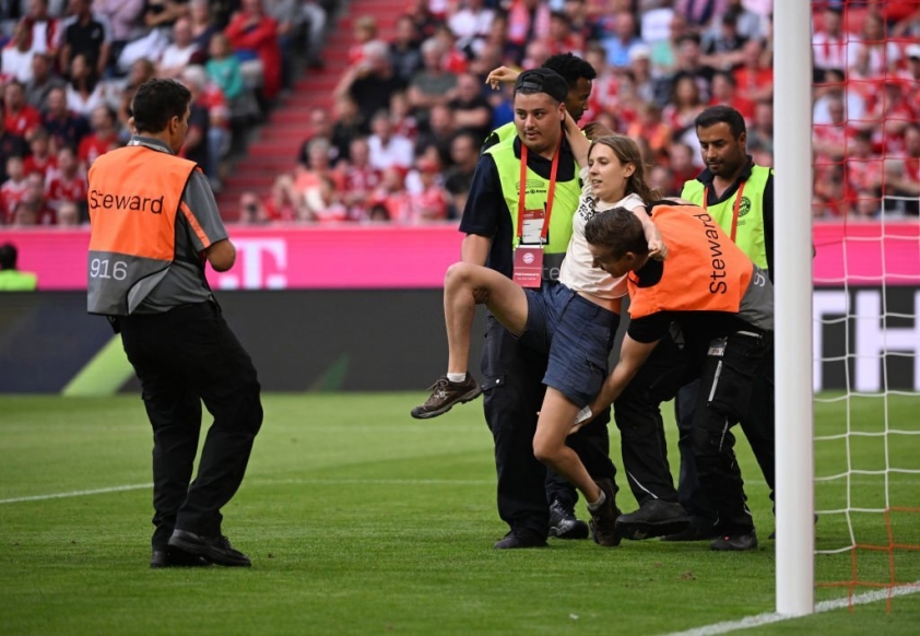 Bayern Munich chia điểm với Monchengladbach sau màn trình diễn đáng kinh ngạc của Yann Sommer