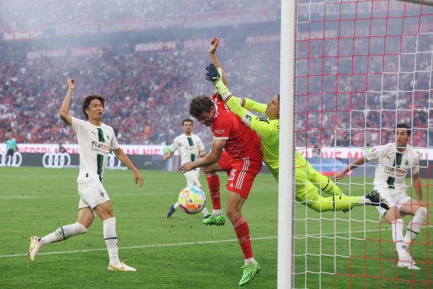 Bayern Munich chia điểm với Monchengladbach sau màn trình diễn đáng kinh ngạc của Yann Sommer