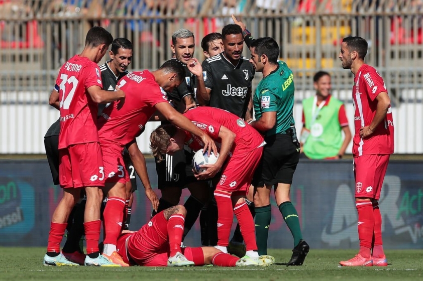 Thất bại ê chề của Juventus trước Monza Sai lầm thảm họa mở ra chiến thắng đầu tay của đội bóng mới lên hạng