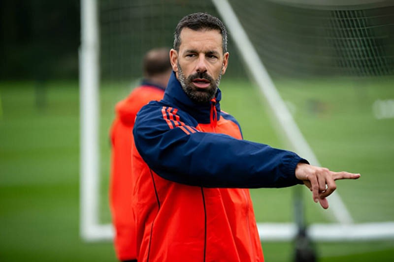 Trợ lý Van Nistelrooy sẵn sàng hỗ trợ MU nhưng ngần ngại thay thế Ten Hag