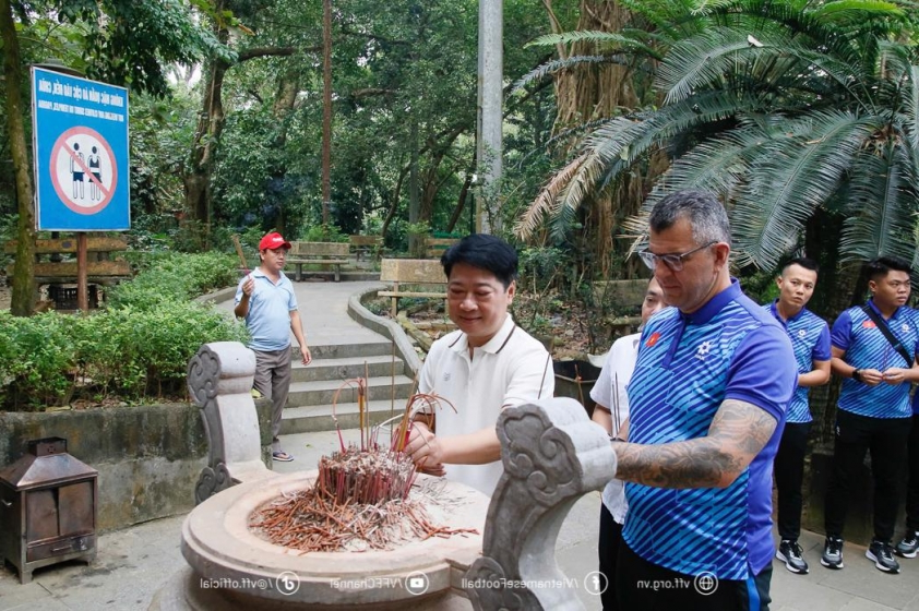 Đội tuyển U17 Việt Nam dâng hương tưởng nhớ các Vua Hùng trước thềm Vòng loại U17 châu Á 2025