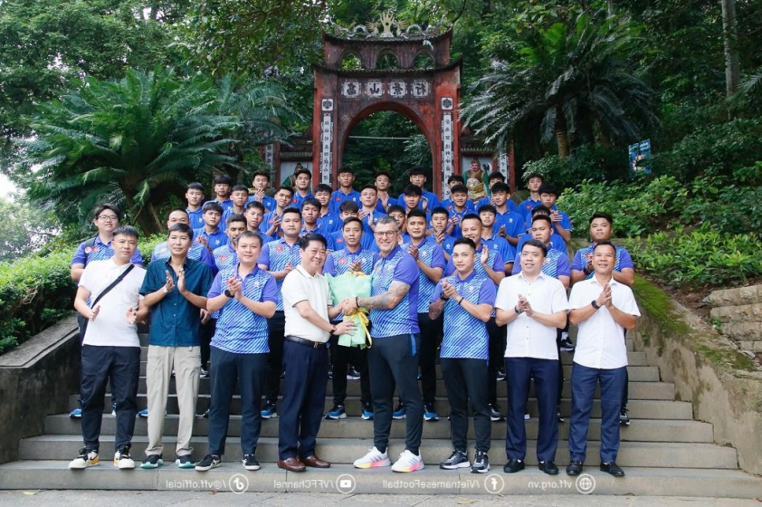 Đội tuyển U17 Việt Nam dâng hương tưởng nhớ các Vua Hùng trước thềm Vòng loại U17 châu Á 2025