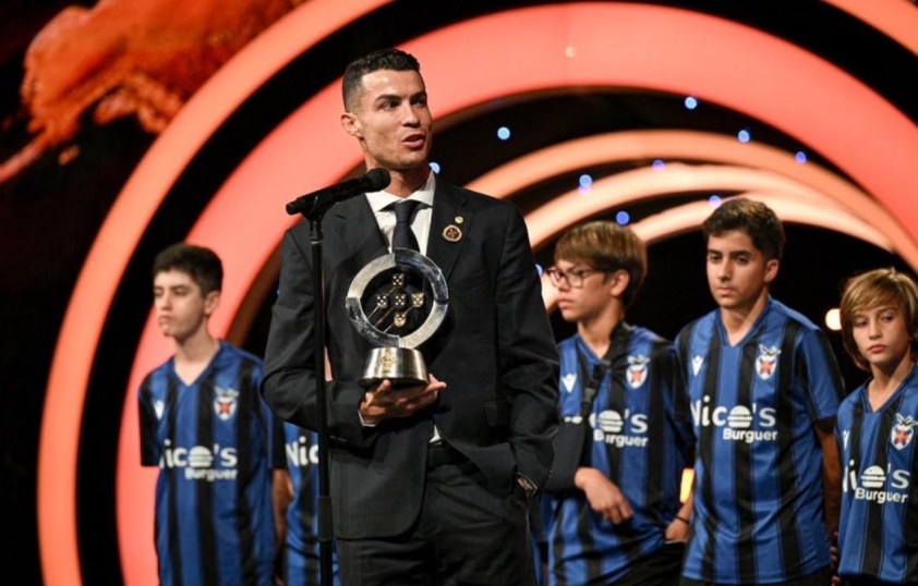 Siêu sao Cristiano Ronaldo vinh dự nhận giải thưởng Platinum Quinas cao quý của bóng đá Bồ Đào Nha