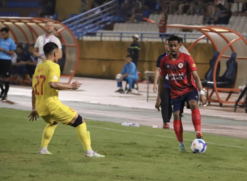 Jason Pendant Quang Vinh khó dự AFF Cup do vướng thủ tục nhập tịch