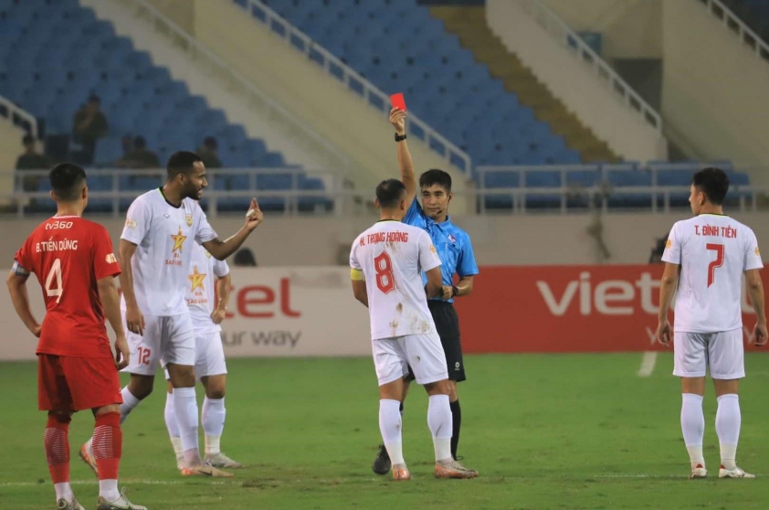 Vòng 7 V-League Cơn mưa thẻ phạt kỷ lục báo hiệu cuộc đua khốc liệt