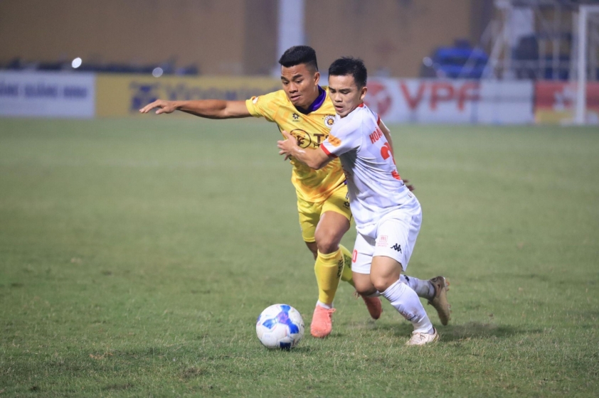 Hành vi phản cảm của CĐV khiến CLB Hải Phòng và Hà Nội FC đối diện án phạt nặng