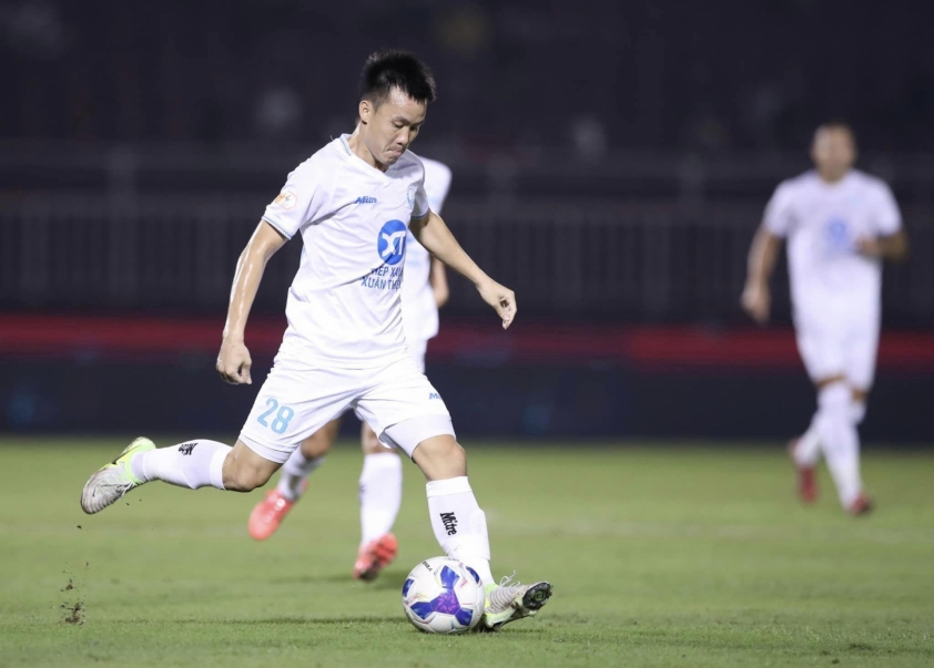 Nam Định tận dụng điểm yếu, hạ TPHCM 3-0