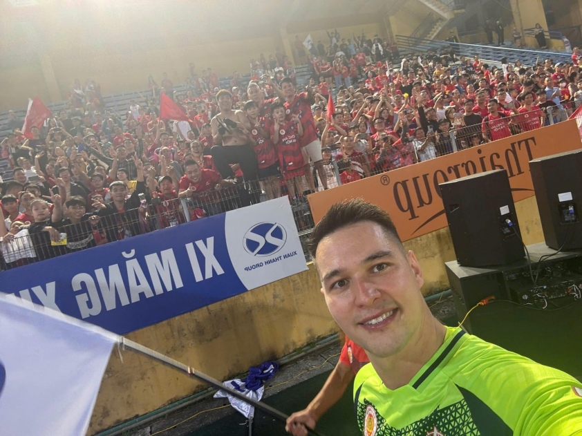 Thủ môn Nguyễn Filip Niềm vui vỡ òa khi CAHN vươn lên dẫn đầu V-League