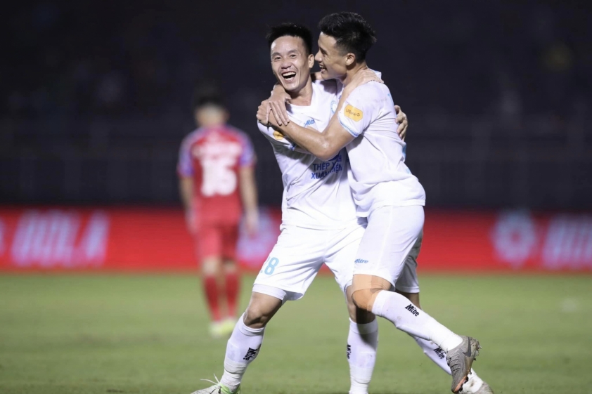 Nam Định tận dụng điểm yếu, hạ TPHCM 3-0