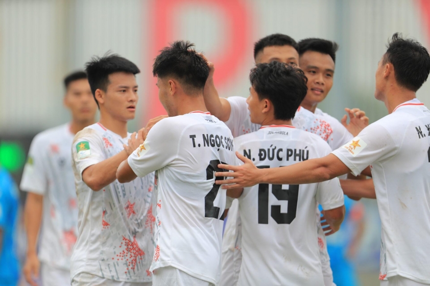 Giải hạng Nhất Quốc gia 2024/25 Đua vô địch nóng lên, cuộc chiến trụ hạng căng thẳng