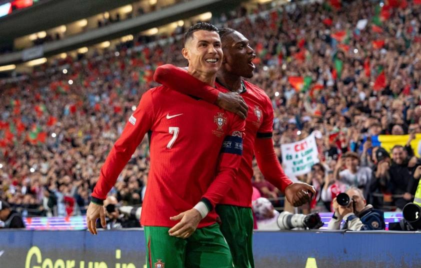 Cristiano Ronaldo tỏa sáng, ĐT Bồ Đào Nha giành vé vào tứ kết UEFA Nations League
