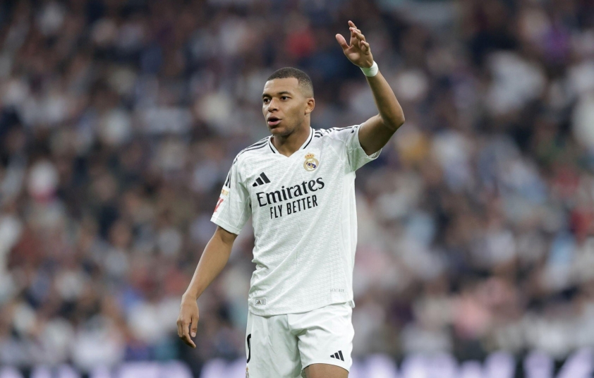Kylian Mbappe vướng vào tranh cãi sau khi xuất hiện hình ảnh hút shisha trên Instagram