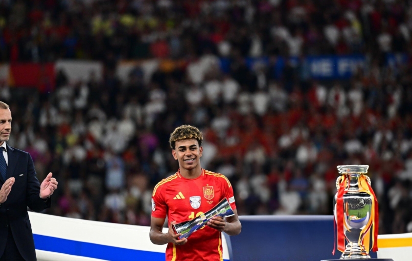 Lamine Yamal: Thần đồng bóng đá vươn tới đỉnh cao với danh hiệu Cậu bé vàng 2024