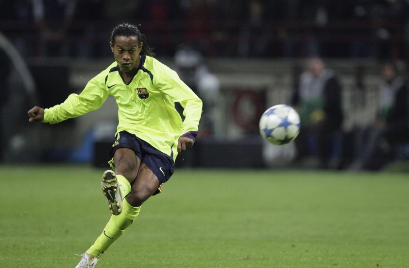 Ronaldinho Bùng Nổ với Siêu Phẩm Sút Phạt, Khiến NHM Trầm Trồ
