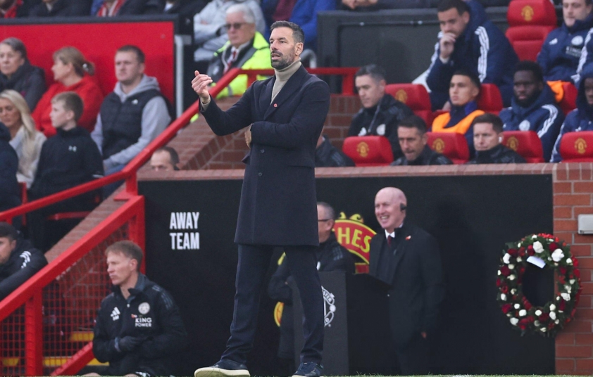 Huyền thoại Manchester United, Ruud van Nistelrooy, dẫn dắt Leicester City