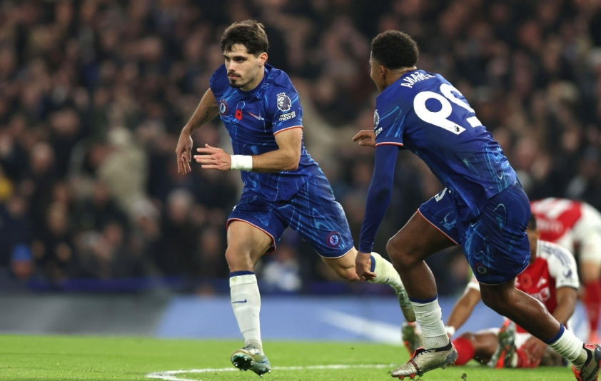 Chelsea và Arsenal hòa kịch tính 1-1