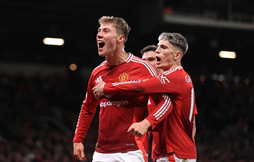 Cú đúp của Hojlund giúp Manchester United ngược dòng