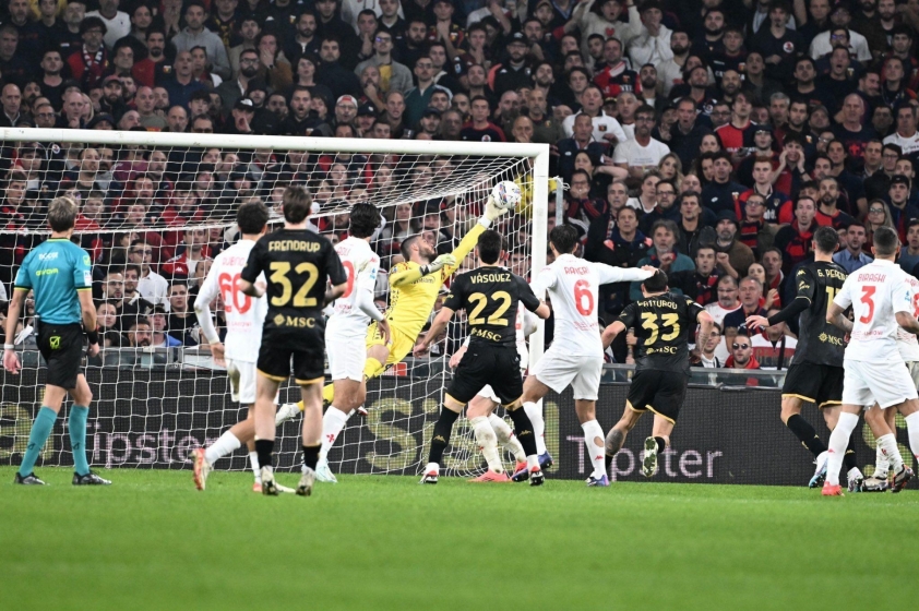 Thủ môn xuất sắc De Gea tỏa sáng, Fiorentina vững chắc trong top 4 Serie A
