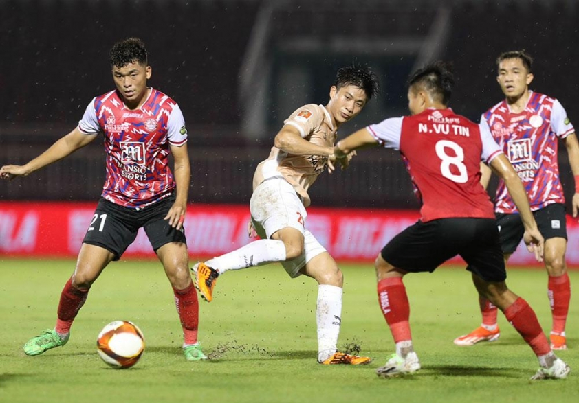 CLB Công an Hà Nội Thất Thủ Trước TP.HCM Trong Một Trận Đấu Gay Cấn