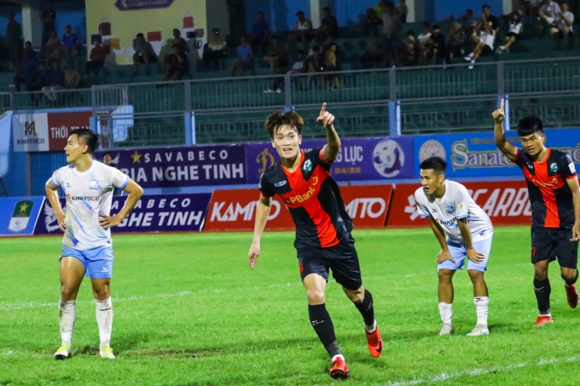 Tiền vệ Hoàng Đức tỏa sáng, Ninh Bình giành chiến thắng kịch tính trước Huế