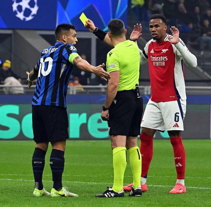Cơn thịnh nộ của người hâm mộ Arsenal bùng nổ vì quả phạt đền gây tranh cãi trong trận gặp Inter Milan