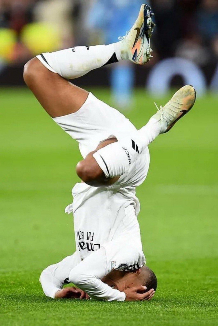 Mbappe Ngã Nhào Gây Sốt Mạng Xã Hội Sau Trận Thua Liverpool