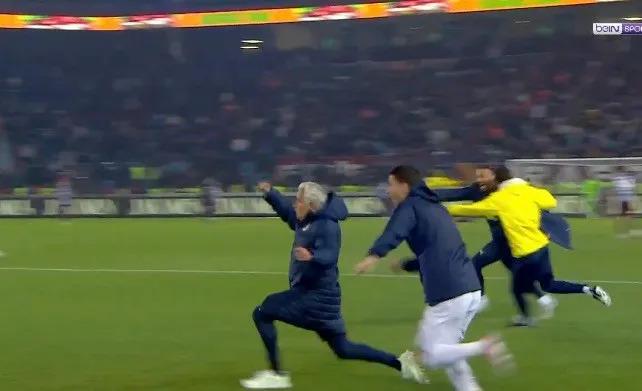 Jose Mourinho trượt chân trong cú ăn mừng buồn cười sau bàn thắng muộn của Fenerbahce