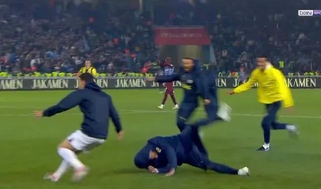 Jose Mourinho trượt chân trong cú ăn mừng buồn cười sau bàn thắng muộn của Fenerbahce