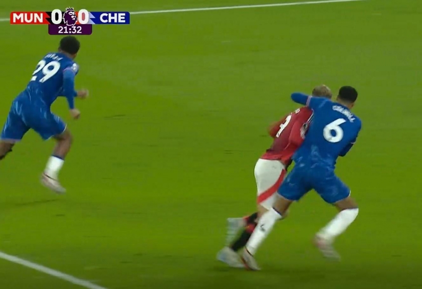 Trọng tài gây tranh cãi khi bỏ lỡ pha phạm lỗi thô bạo với Marcus Rashford
