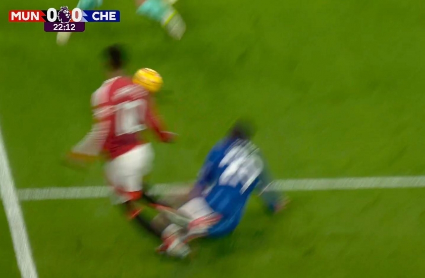Trọng tài gây tranh cãi khi bỏ lỡ pha phạm lỗi thô bạo với Marcus Rashford