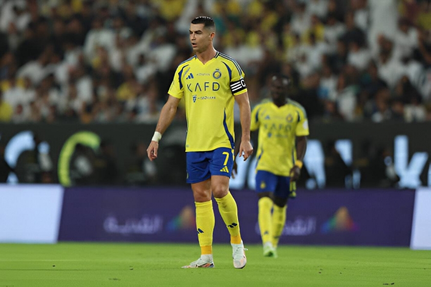 Ronaldo phẫn nộ sau trận hòa, chất vấn trọng tài và nhận thẻ vàng