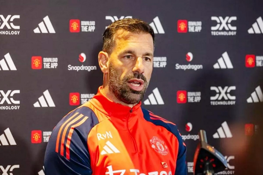 Van Nistelrooy khẳng định tương lai gắn bó với Man Utd dưới bất kỳ vai trò nào