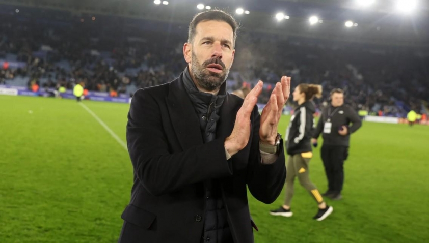 Huấn luyện viên Ruud van Nistelrooy khởi đầu ấn tượng tại Leicester City với chiến thắng thuyết phục