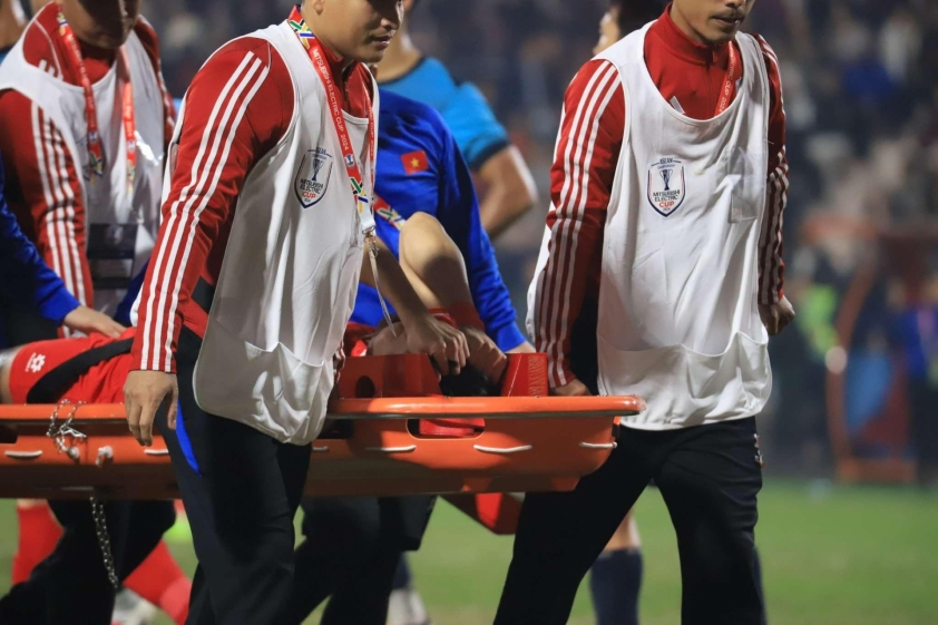 Hồ Tấn Tài trở thành cầu thủ thứ 2 của ĐT Việt Nam phải chia tay sớm AFF Cup 2022 vì chấn thương