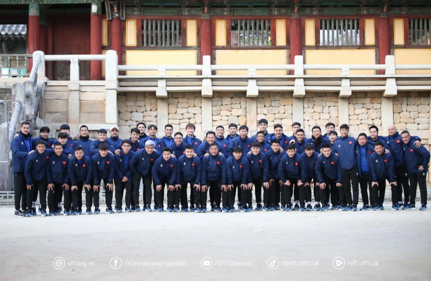 Đội tuyển Việt Nam thư giãn ngắm cảnh chùa cổ trước trận đấu tập cuối tại Hàn Quốc