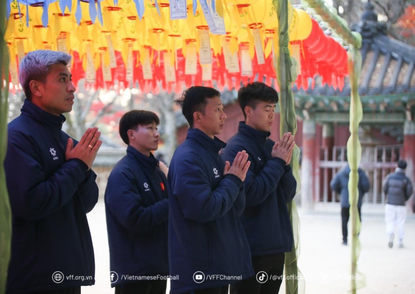 Đội tuyển Việt Nam thư giãn ngắm cảnh chùa cổ trước trận đấu tập cuối tại Hàn Quốc