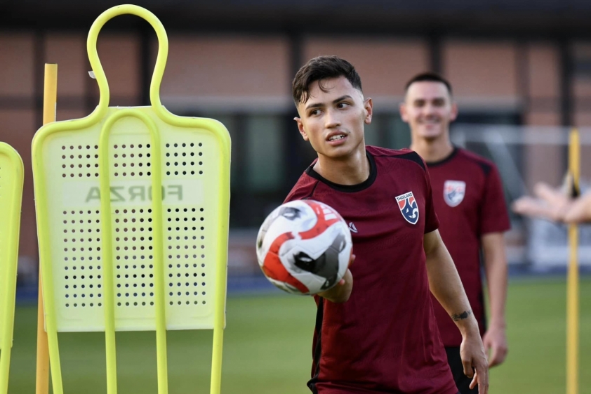 Quả bóng mới AFF Cup Cảm giác khác biệt và thách thức cho thủ môn Thái Lan