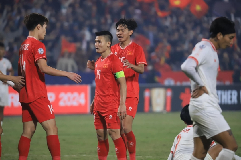 SHB Trao Thưởng Lớn 2 Tỷ Đồng Khuyến Khích Đội Tuyển Việt Nam Vô Địch AFF Cup