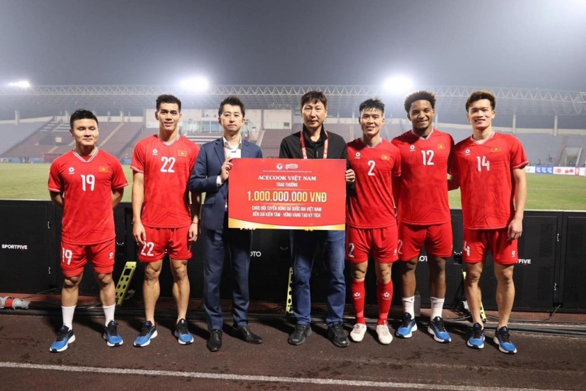 Tiền đạo Xuân Son nhận thưởng nóng 100 triệu đồng sau chuỗi thành tích ấn tượng ở AFF Cup