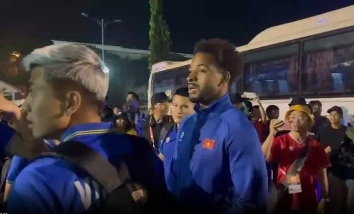 Trở về sau chiến thắng, ĐT Việt Nam gặp sự cố nho nhỏ tại Lào