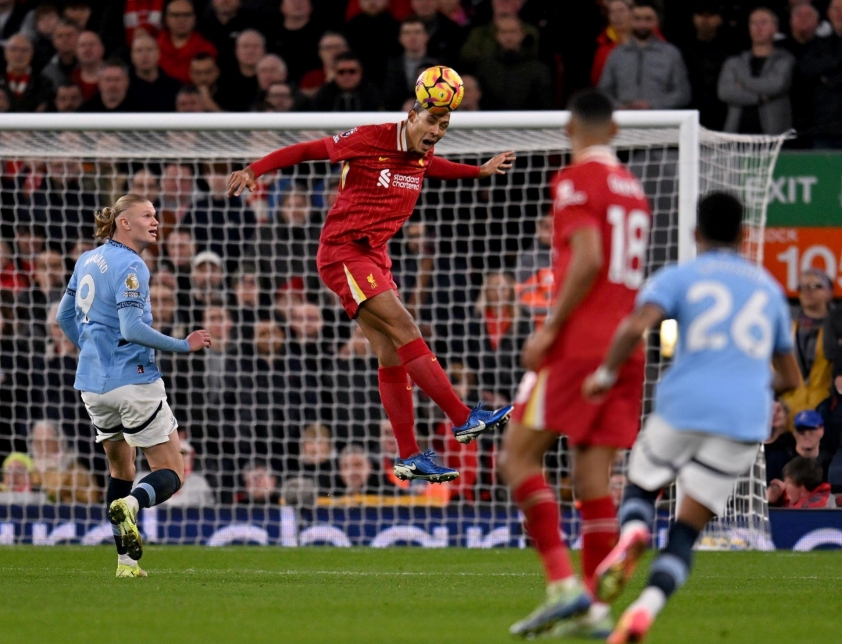 Virgil van Dijk hoàn toàn vô hiệu hóa Erling Haaland