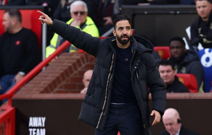 HLV Ruben Amorim không thoải mái với tiếng hô tên mình, muốn CĐV Man Utd tập trung cổ vũ các cầu thủ
