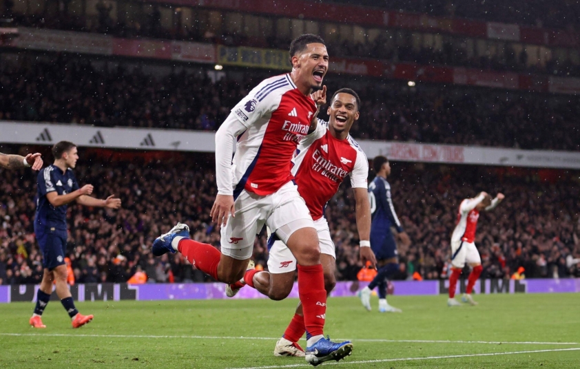 Arsenal hạ gục Man United trên sân nhà với tỷ số 2-0 nhờ bàn thắng từ những tình huống cố định