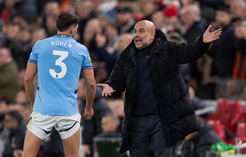 Pep Guardiola cảnh báo về kỷ nguyên thống trị đang lụi tàn của Man City