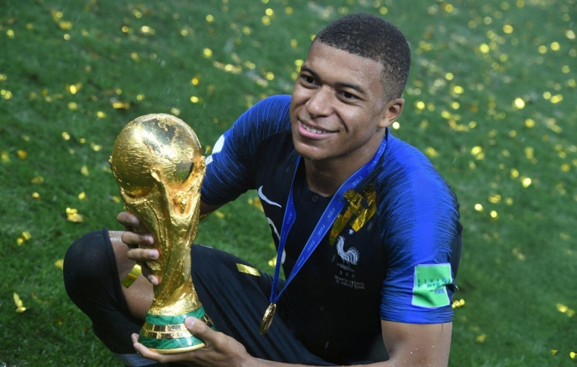 Kylian Mbappe tiết lộ mối quan hệ với Lionel Messi sau trận chung kết World Cup đầy cảm xúc