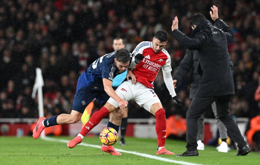 Arsenal hạ gục Man United trên sân nhà với tỷ số 2-0 nhờ bàn thắng từ những tình huống cố định