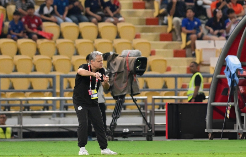 Tranh cãi nảy lửa HLV ĐT Philippines đấu khẩu với thành viên BHL Thái Lan sau bán kết AFF Cup